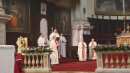 Il vescovo celebra la messa in cattedrale