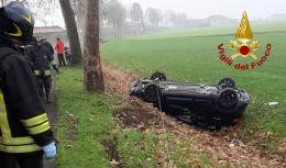 Schianto, parroco estratto dall'auto capovolta