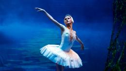 "Il lago dei cigni" di Tchaikovsky protagonista l'étoile Obengul