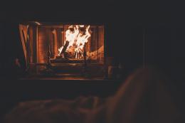 Nasconde i soldi nel camino, la moglie lo accende per Natale