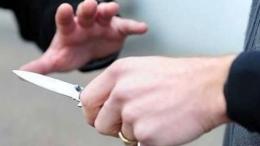 Entra col coltello in classe a 11 anni, sit in dei genitori