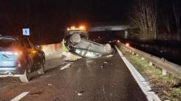 Cerca cibo mentre guida, l'auto si ribalta