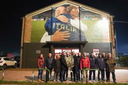 Fiori e commozione nel segno di Gianluca Vialli, davanti al grande murales