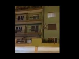 Amante nudo scappa dal davanzale