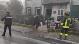 La casa brucia, muore un anziano
