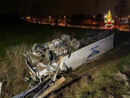 Camion si ribalta, estratto l'autista