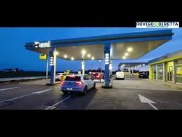 Benzinai in protesta: automobilisti in fila per non rimanere a secco