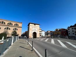 Porta Santa Maria, si rifà il pavè