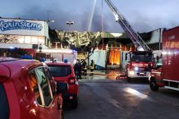 Azienda divorata dalle fiamme: “Un dramma, il prefetto in campo”