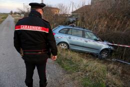 Esce di strada e si schianta contro una casa