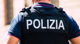 Si vestiva donna: lo licenziano, il poliziotto sarà risarcito
