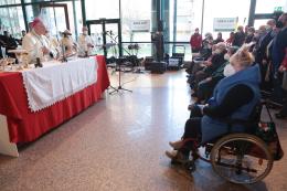 Il vescovo celebra la messa in ospedale