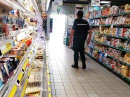 Vigilantes del supermercato ruba tra gli scaffali