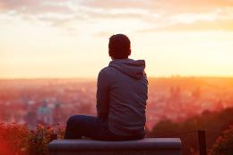 A 13 anni lasciato da solo in casa per mesi
