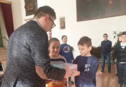 Le Donatoni donano al sindaco le regole delle parole non ostili