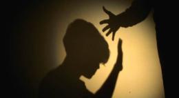 A 12 anni invia foto sexy sui social, la madre la schiaffeggia: condannata