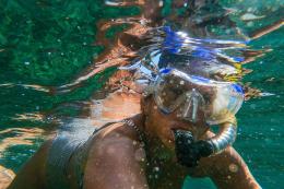 Coppia abbandonata in mezzo all'Oceano mentre fanno snorkeling