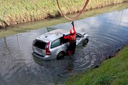 Auto nel canale: trovata solo una chitarra 
