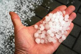 Ore 10,50, arriva la tempesta di grandine