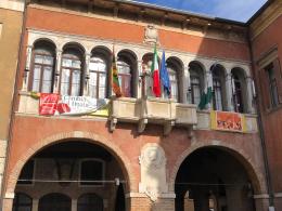Troppi manifesti appesi sul Palazzo, interviene la Soprintendenza
