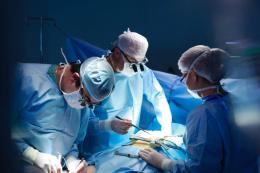 Ha quattro figli, si fa operare per non averne più: muore sotto i ferri 
