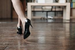 Alla festa solo coi tacchi, scoppia la polemica