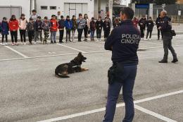 Studenti a tu per tu con i cani poliziotto
