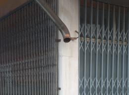 Rubano le grondaie della tabaccheria