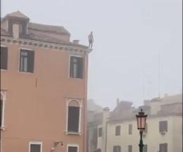 Il folle tuffo "di pancia" da un palazzo di Venezia