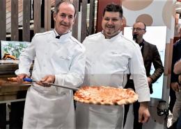 Luca Zaia inforna la pizza "Leon di San Marco"