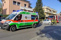 Schianto, danni e paura in pieno centro