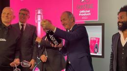 Dalla coppa del "Giro" ai fasolari, il bagno di folla di Zaia al Vinitaly