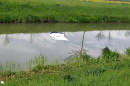Intrappolata nell'auto dentro il canale, salvata dal clacson