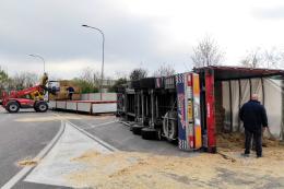 Statale 16 chiusa, per il tir ribaltato