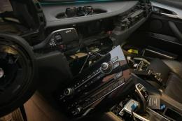 Smontava pezzo per pezzo le auto parcheggiate: beccato e arrestato 