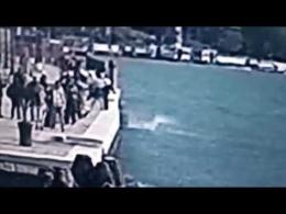 Daspo e multa per due studenti svizzeri che si sono tuffati a San Marco