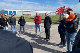 Il vescovo al presidio dei lavoratori: "Tutelateli"