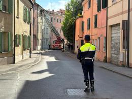 Un pezzo di tetto cade per strada