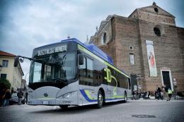 Investito dal bus, grave un 22enne