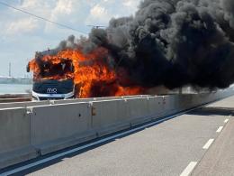 Autobus in fiamme sul ponte della Libertà