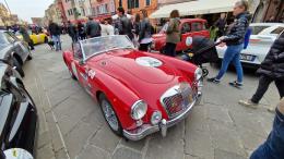 Le auto della 500 miglia incantano il cuore di Chioggia