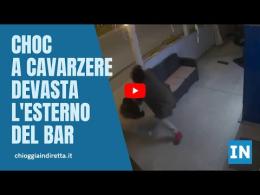 Choc in centro, distrugge l'esterno del bar