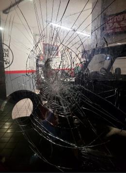 Grida "Allah akbar", e devasta l'autofficina