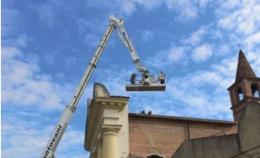 Una grande gru sopra la chiesa dei Sabbioni: partiti i lavori