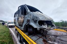 Intrappolato nel furgone che brucia, ragazzo gravissimo