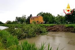 I vigili del fuoco liberano il Collettore ostruito da un albero