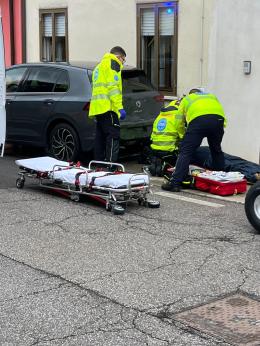 Si schianta contro un'auto parcheggiata, gravissimo un 52enne