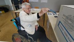 Adele, ha 107 anni, mai persa una votazione!