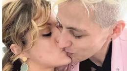 Silvia e Marcia spose, di fronte ai loro sei figli