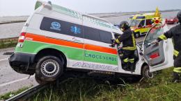 Ambulanza fuoristrada nello scontro, arriva l'elisoccorso